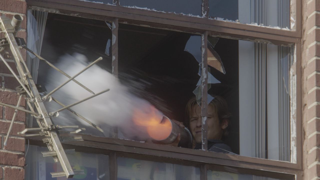 Feuer frei: Unter Beschuss von lettischen Terroristen schießt Bombenbastler MacGyver (Lucas Till) mit einer selbstgebauten Waffe zurück. - Bildquelle: 2016 CBS Broadcasting, Inc. All Rights Reserved
