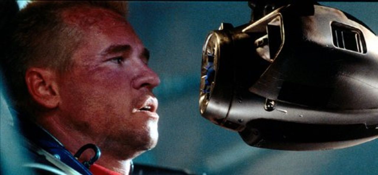 Vom Freund zum Feind: Beim Absturz wurde Kampfroboters A.M.E.E. umprogrammiert - nun stellt er für Gallagher (Val Kilmer) und das restliche Team ein... - Bildquelle: Warner Bros. Entertainment Inc.