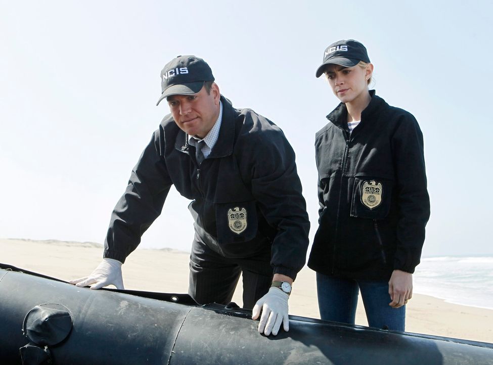 Unfall oder Brandstiftung? DiNozzo (Michael Weatherly, l.) und Bishop (Emily Wickersham, r.) untersuchen ein Schiff der US-Marine, auf dem ein Feuer... - Bildquelle: CBS Television