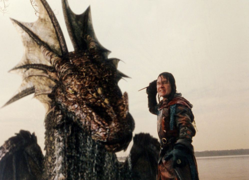 Ritter Garth (Patrick Swayze) muss sich dem gefährlichen Drachen stellen ? - Bildquelle: ApolloMedia