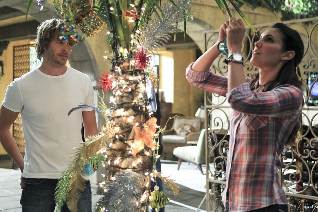 Die Festtage stehen vor der Tür und Kensi (Daniela Ruah, r.) und Deeks (Eric Christian Olsen, l.) bereiten alles dafür vor ... - Bildquelle: CBS Studios Inc. All Rights Reserved.
