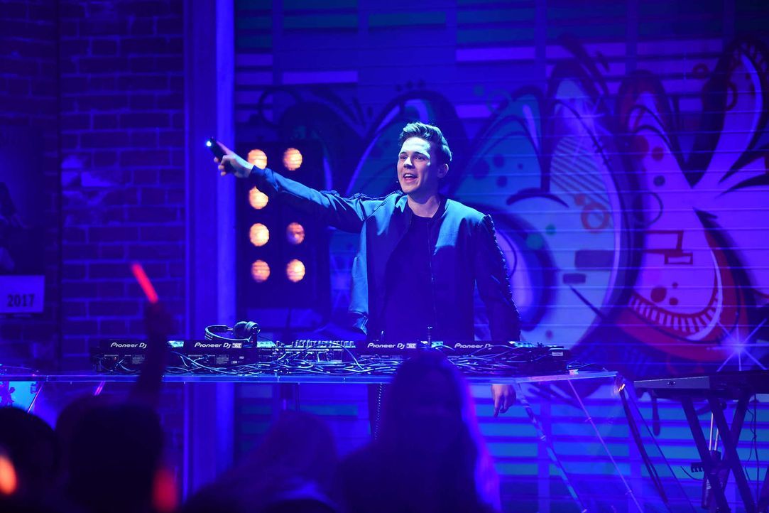 DJ und Musikproduzent Felix Jaehn (Bild) ist diese Woche zu Gast bei Witzbold Luke und sorgt für die passenden Deep House Klänge ... - Bildquelle: Willi Weber SAT.1