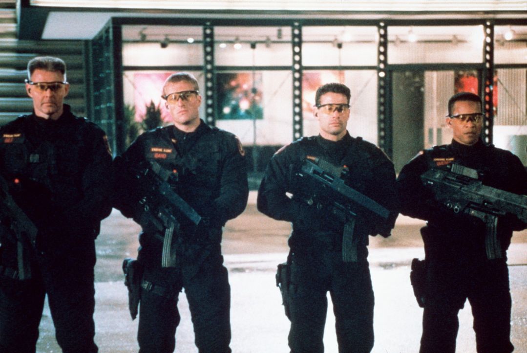 Die von einem Computer gesteuerten Universal Soldiers schlagen hemmungslos zu ... - Bildquelle: Columbia TriStar Film GmbH