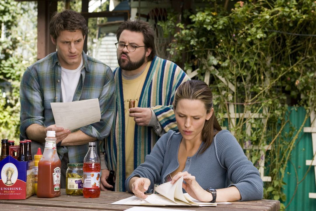 Nach dem Tod ihres Verlobten kann Gray (Jennifer Garner, r.) das Haus alleine nicht halten und so bieten Sam (Kevin Smith, M.) und Dennis (Sam Jaege... - Bildquelle: Sony Pictures Television International