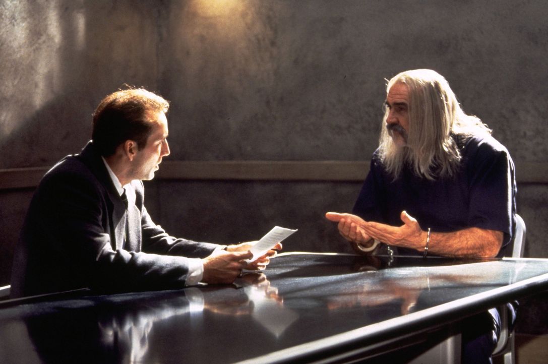 Die letzte Hoffnung von Dr. Stanley Goodspeed (Nicolas Cage, l.) liegt auf dem britische Spion John Mason (Sean Connery, r.), der einzige Mann, der... - Bildquelle: Hollywood Pictures
