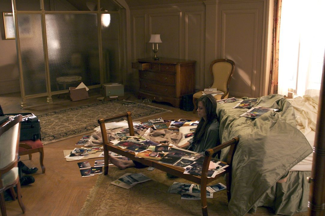 Illeana Scott (Angelina Jolie) ist besessen von ihrer Arbeit als Profilerin. Häufig schläft und isst sie neben den Fotos der toten Opfer ... - Bildquelle: Warner Bros.