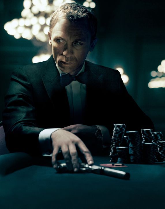 James Bonds (Daniel Craig)  "007"-Mission führt ihn zu Le Chiffre, dem Bankier weltweit operierender Terroristen. Um ihn zu stoppen und das Terrorne... - Bildquelle: 2006 DANJAQ, LLC, UNITED ARTISTS CORPORATION AND COLUMBIA PICTURES INDUSTRIES, INC. ALL RIGHTS RESERVED.