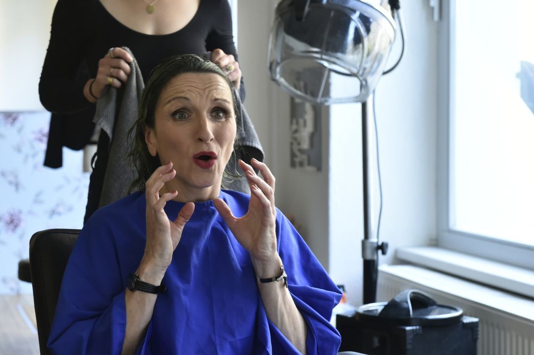 Auch Sylvia (Eva Mannschott) ist entsetzt und wütend, was der Friseur mit ihren Haaren gemacht hat ... - Bildquelle: Claudius Pflug SAT.1