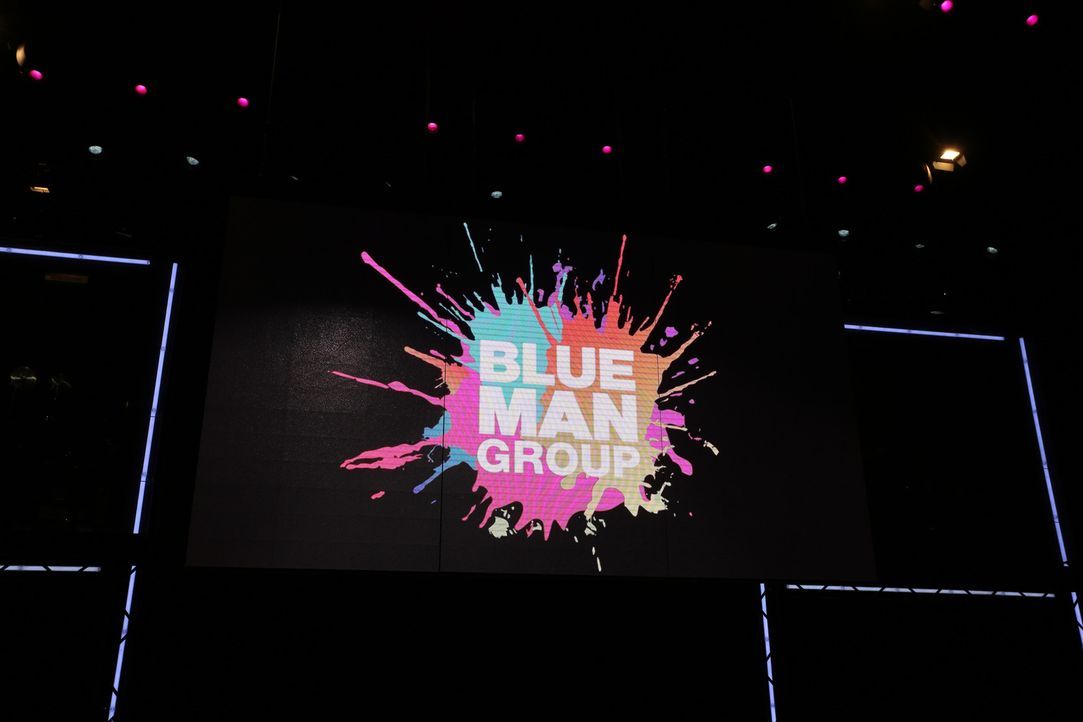 Henning Wehland erfüllt Tim einen großen Wunsch: Er darf bei der "Blue Man Group" mitauftreten ... - Bildquelle: SAT.1