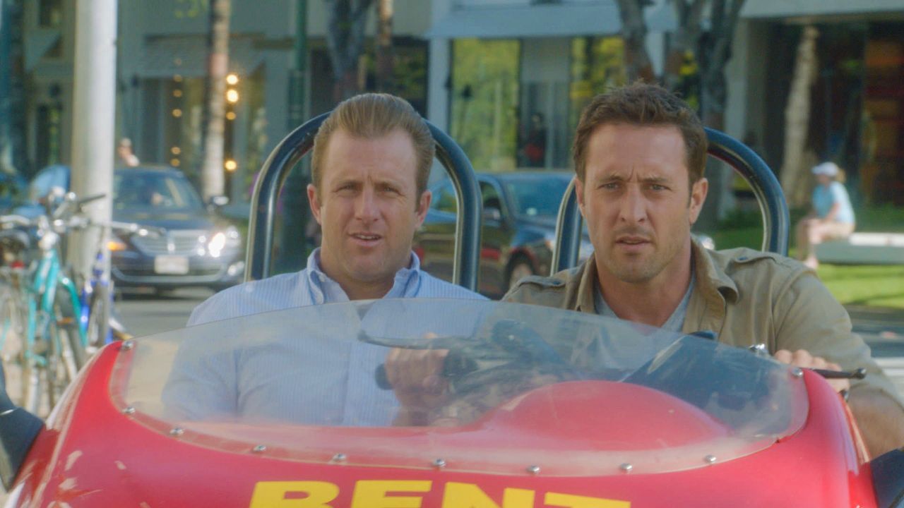 Bei den Ermittlungen in einem neuen Fall: Danny (Scott Caan, l.) und Steve (Alex O'Loughlin, r.) ... - Bildquelle: 2013 CBS Broadcasting Inc. All Rights Reserved
