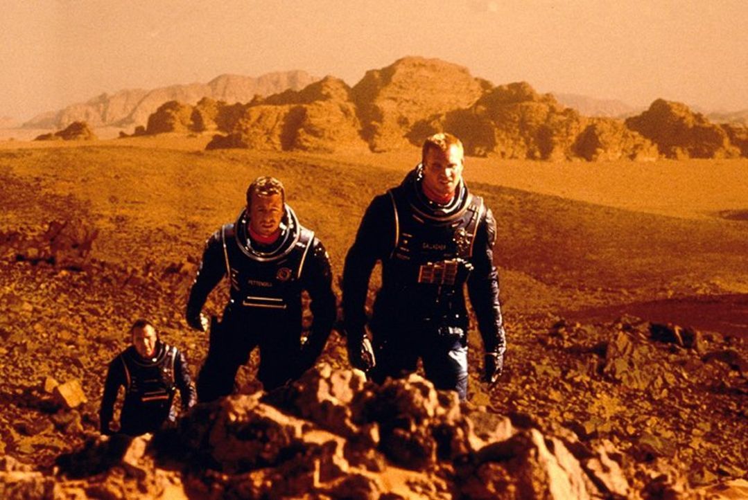 Da die Erde vor dem unaufhaltsamen Untergang steht, wird ein Astronautenteam (v.l.n.r. Tom Sizemore, Simon Baker, Val Kilmer) zum benachbarten Plane... - Bildquelle: Warner Bros. Entertainment Inc.