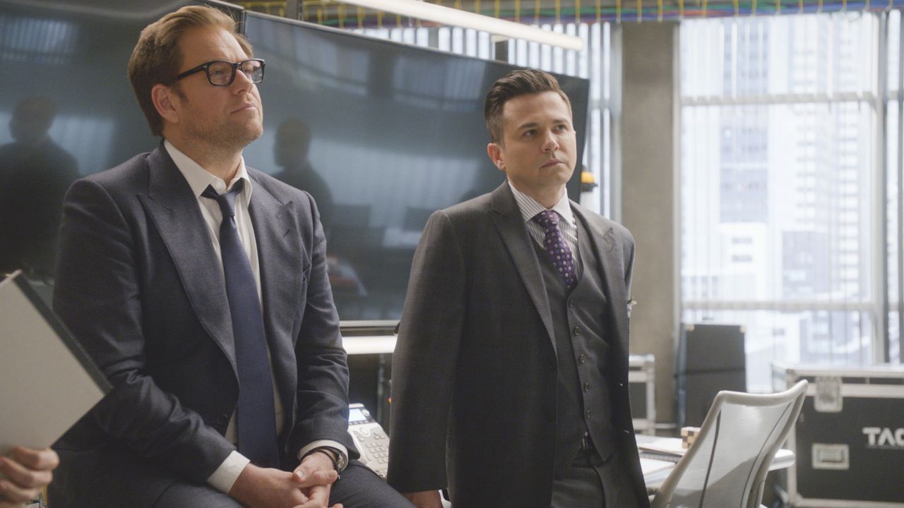 Dr. Jason Bull (Michael Weatherly, l.); Benny Colón (Freddy Rodríguez, r.) - Bildquelle: © 2018 CBS Broadcasting, Inc. All Rights Reserved