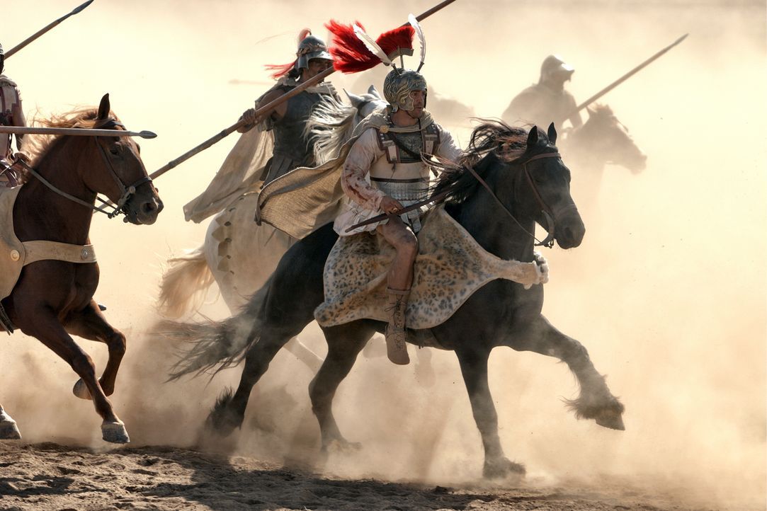 Tapfer und stolz zugleich, zieht Alexander der Große (Colin Farrell, vorne) an der Seite seiner Männer in den Kampf. - Bildquelle: Constantin Film