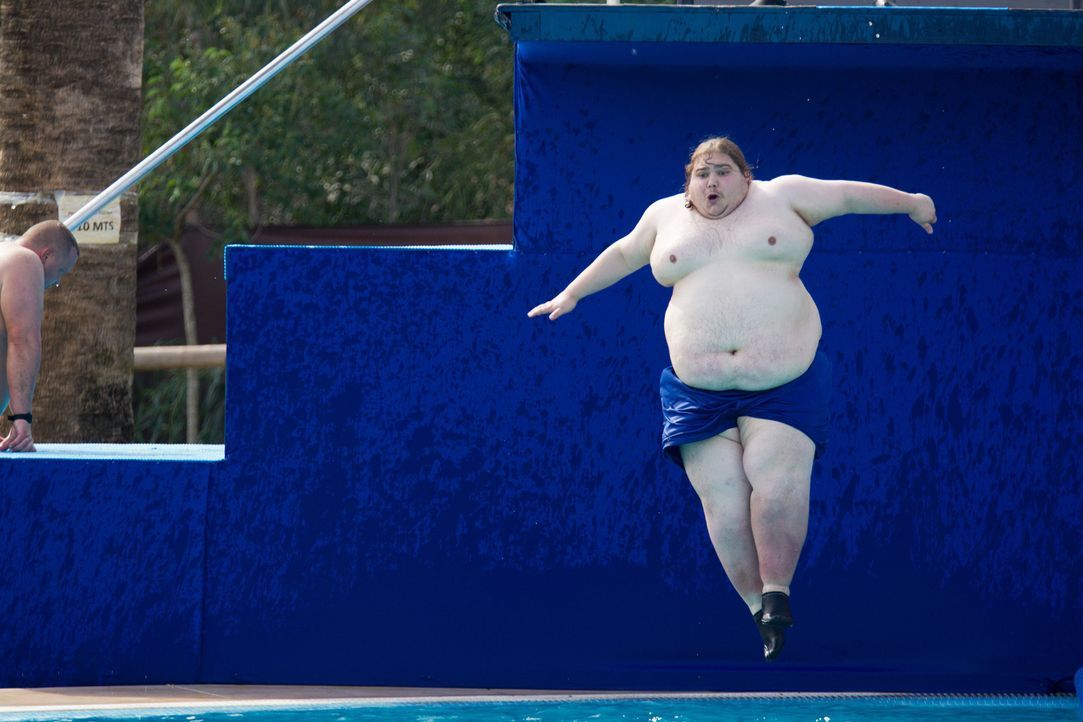 Толстый радуется. Толстый прыгает в бассейн. Толстый прыгает в воду.