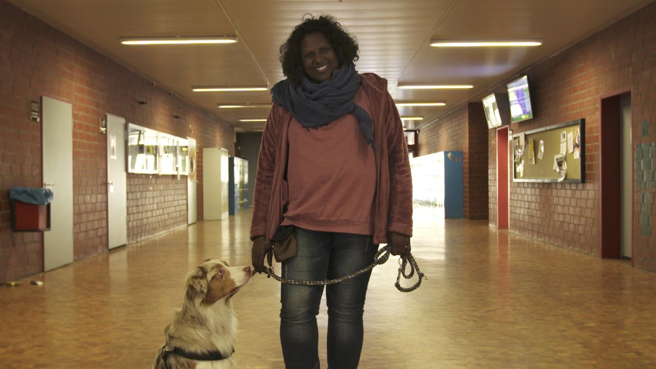Mit ihren Therapiehunden ist Shantha Eckardt aus dem Team nicht wegzudenken. Die Hunde sind Türöffner, Brücke und Motivator. - Bildquelle: SAT.1