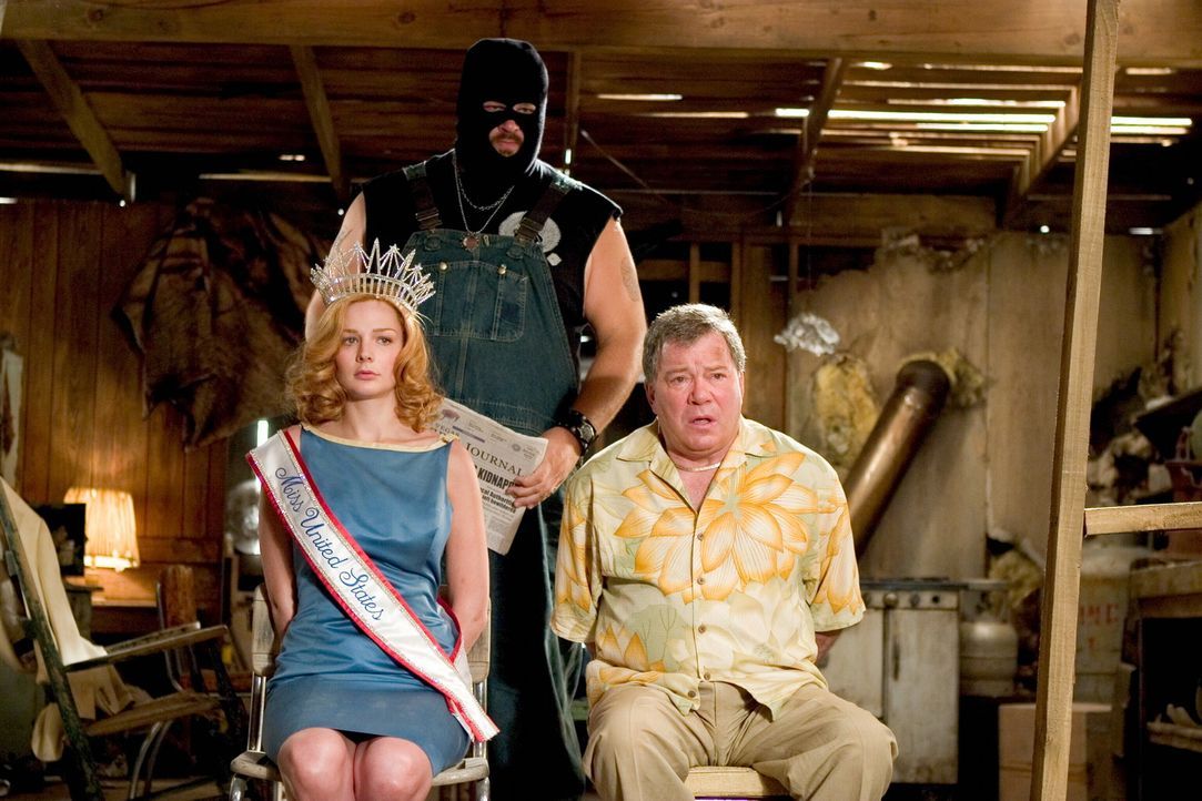 Werden von Geiselgangstern entführt: "Miss United States", Cheryl Frasier (Heather Burns, l.), und Stan Fields (William Shatner, r.). Kann das FBI s... - Bildquelle: Warner Bros. Television