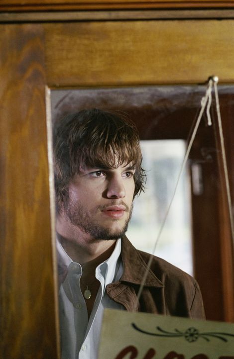 Evan (Ashton Kutcher) entdeckt, dass er sich bei Konzentration auf das Geschriebene zurück in die entscheidenden Momente seiner Kindheit versetzen... - Bildquelle: Warner Brothers