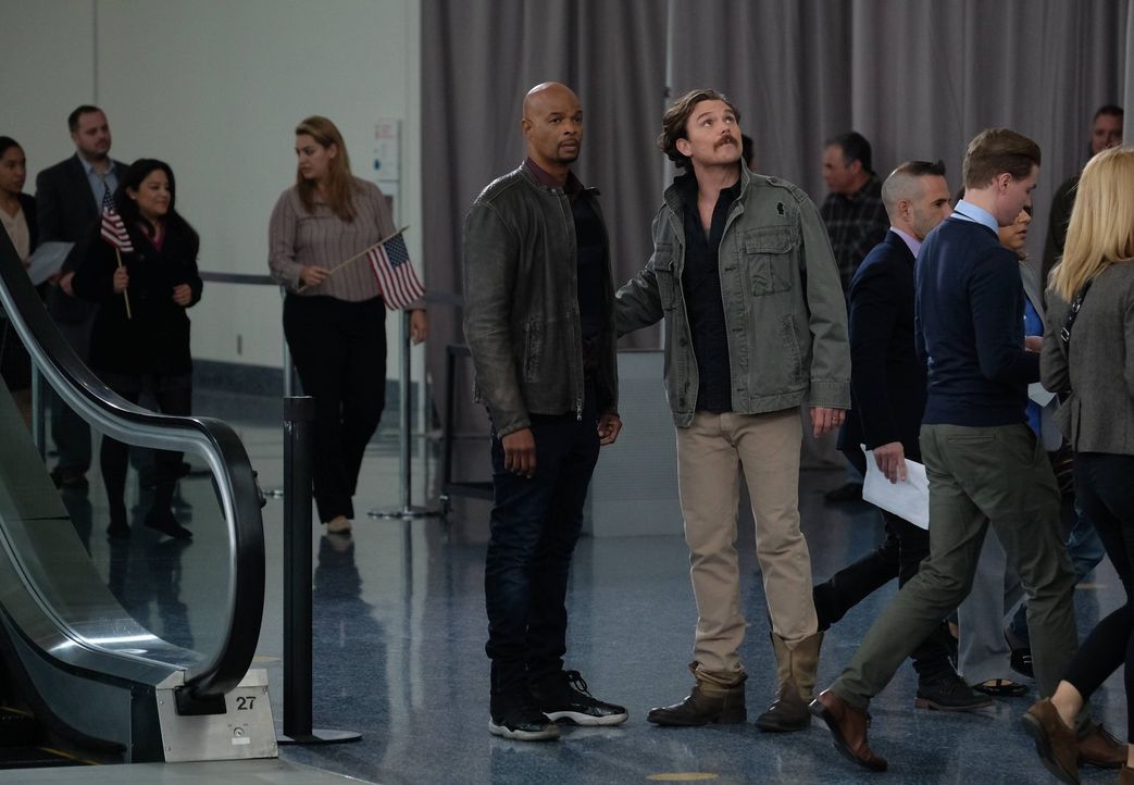 Riggs (Clayne Crawford, M.r.) und Murtaugh (Damon Wayans, M.l.) müssen mit der Unterstützung von Palmer die ehemalige Freundin des Kartellbosses Tit... - Bildquelle: 2016 Warner Brothers