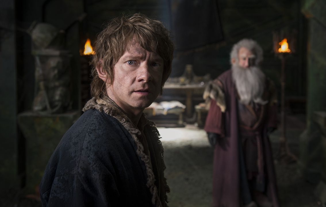 Der Zwerg Bilbo (Martin Freeman, l.) trifft nicht nur eine folgenschwere Entscheidung ... - Bildquelle: Mark Pokorny 2014 Warner Bros. Entertainment Inc. and Metro-Goldwyn-Mayer Pictures Inc. / Mark Pokorny