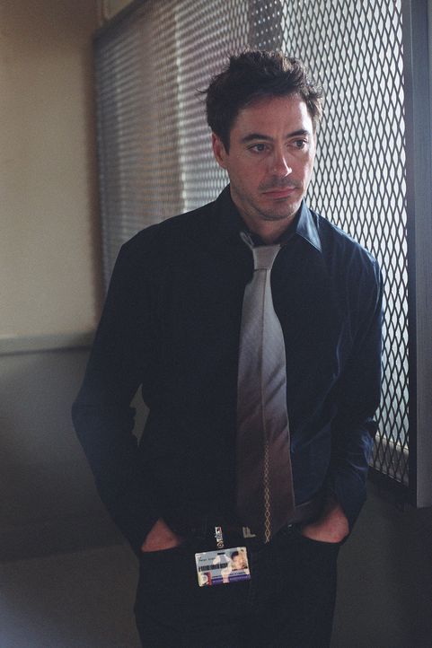 Zunächst kann Dr. Pete Graham (Robert Downey Jr.) gar nicht glauben, dass seine Kollegin unschuldig ist. Doch dann kommen ihm Zweifel ... - Bildquelle: 2004 Sony Pictures Television International. All Rights Reserved.