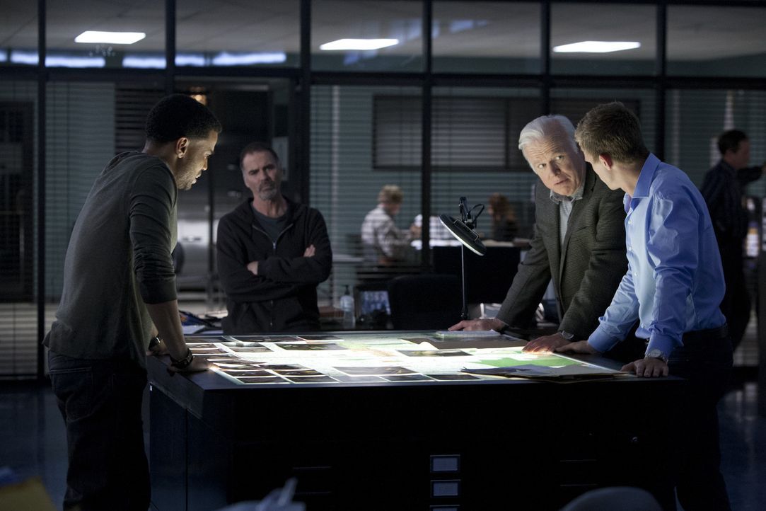 Bei der Zusammenarbeit mit ihren Mentoren Fred (Kevin Tighe, 2.v.r.) und Dan (Jeff Fahey, 2.v.l.), werden Travis (Michael Ealy, l.) und Wes (Warren... - Bildquelle: USA Network