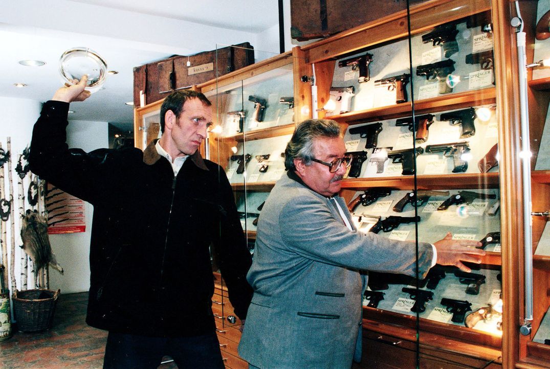 Peter Rogner (Jochen Nickel, l.) überfällt den Verkäufer eines Waffengeschäftes (Tamàs Ferkai, r.), um eine Pistole zu klauen ... - Bildquelle: Ali Schafler Sat.1