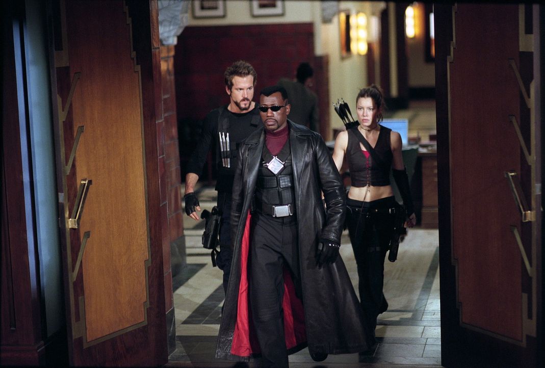 Blade (Wesley Snipes, M.), Abigail Whistler (Jessica Biel, r.) und Hannibal King (Ryan Reynolds, l.) sind für den Kampf gegen die zahllosen Blutsau... - Bildquelle: New Line Cinema