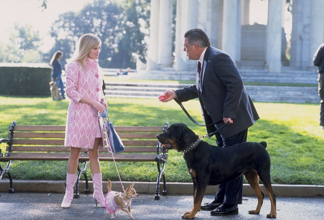 Während eines Hundespaziergangs lernt Elle (Reese Witherspoon, l.) den republikanischen Abgeordneten Stanford Marks (Bruce McGill, r.) kennen und Hü... - Bildquelle: Metro-Goldwyn-Mayer (MGM)