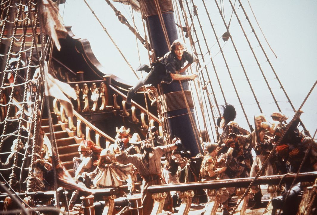 Im freien Fall: Peter Pan (Robin Williams, oben) schlägt den Piraten mal wieder ein Schnippchen ... - Bildquelle: Copyright   1991 TriStar Pictures, Inc. All Rights Reserved.