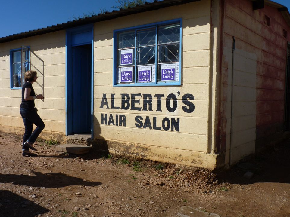 In Alberto's Hair Salon, liegt in einem Township in Namibia, sind europäische oder sogar blonde Haare eine echte Seltenheit. Waschen, Legen, Föhne... - Bildquelle: kabel eins
