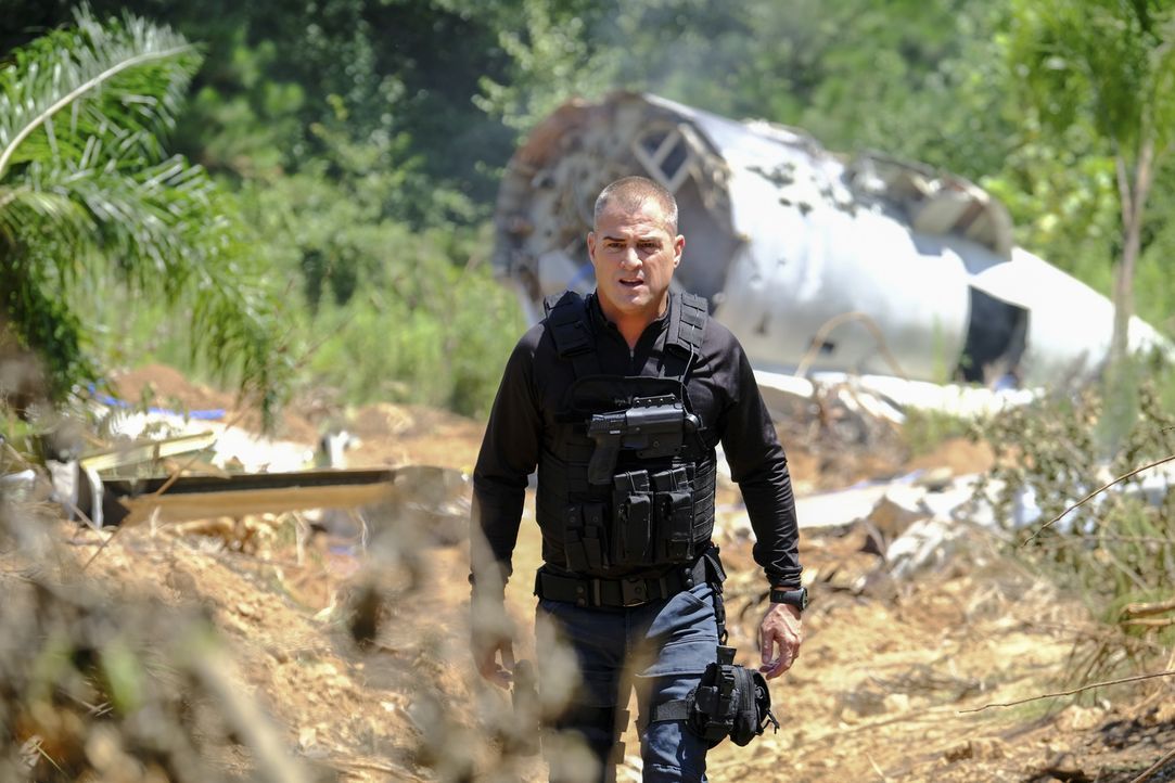 Nachdem Jack (George Eads) und sein Team ein Flugzeugwrack gefunden haben, begeben sie sich auf die Suche den verschwundenen Passagieren ... - Bildquelle: Guy D'Alema Guy D'Alema/CBS   2017 CBS Broadcasting, Inc. All Rights Reserved. TM