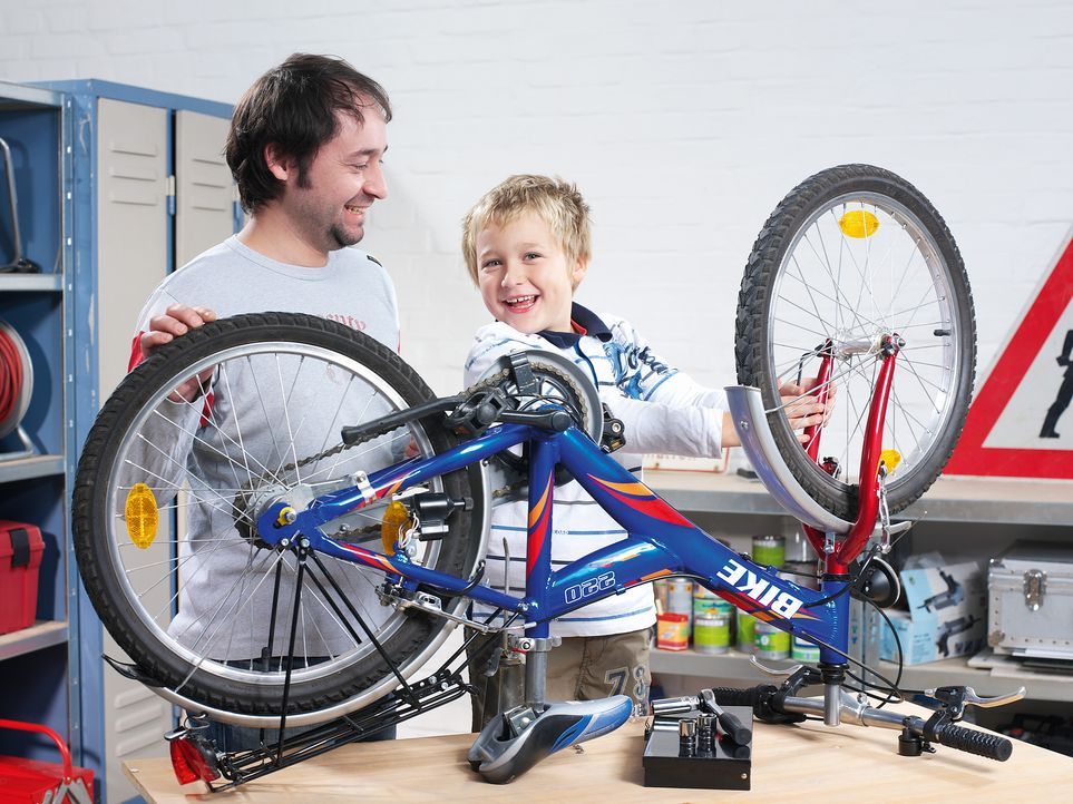 vater-sohn-fahrrad-reparatur-eltern-steuern-freizeit-MEV-Verlag-GmbH - Bildquelle: MEV-Verlag GmbH