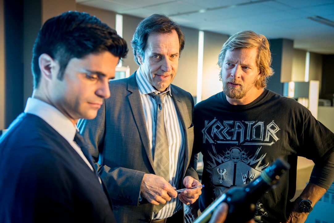 Müssen einen neuen Fall lösen: Mick (Henning Baum, r.), Andreas (Maximilian Grill, l.) und Martin Ferchert (Helmfried von Lüttichau, M.) ... - Bildquelle: Martin Rottenkolber SAT. 1
