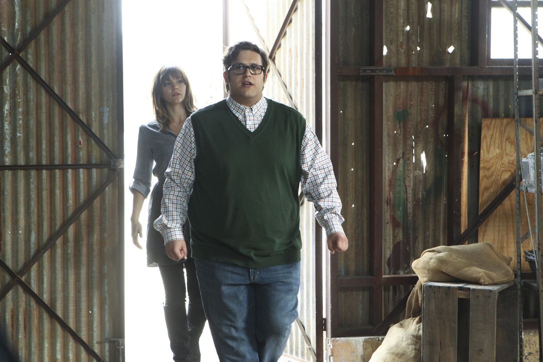 Geraten Paige (Katharine McPhee, l.), Sylvester (Ari Stidham, r.) und ihre Freunde ins Fadenkreuz eines Drogenkartells? - Bildquelle: Sonja Flemming 2014 CBS Broadcasting, Inc. All Rights Reserved