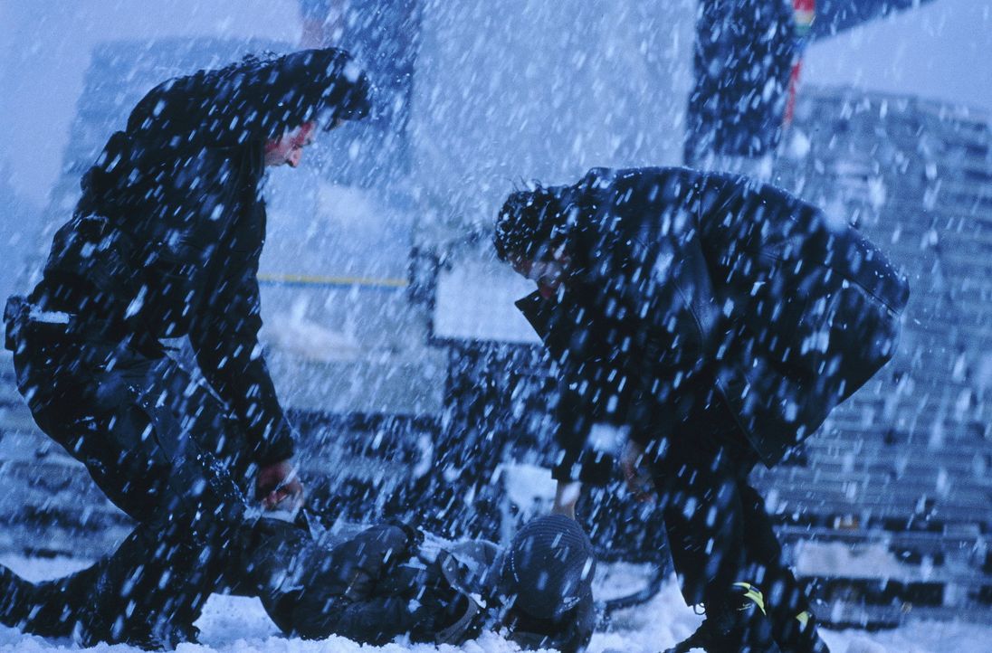 Eine obskure Opferung? Ein Hinrichtungsritual? Die Tat eines Irren? Die beiden Polizisten Max Kerkerian (Vincent Cassel, r.) und Pierre Nièmans (Je... - Bildquelle: TOBIS STUDIO CANAL GMBH&CO.KG