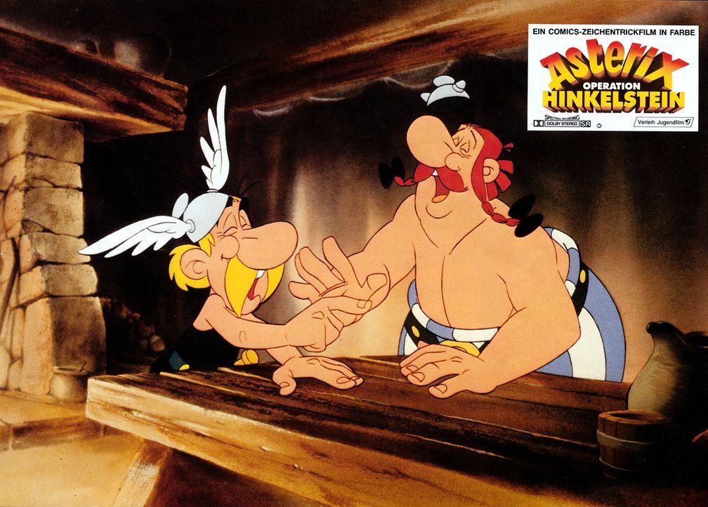 Asterix (l.) und Obelix (r.) amüsieren sich prächtig über die Tricks des verlogenen Sehers Lügfix. Doch bald vergeht ihnen das Lachen ... - Bildquelle: Jugendfilm-Verleih GmbH