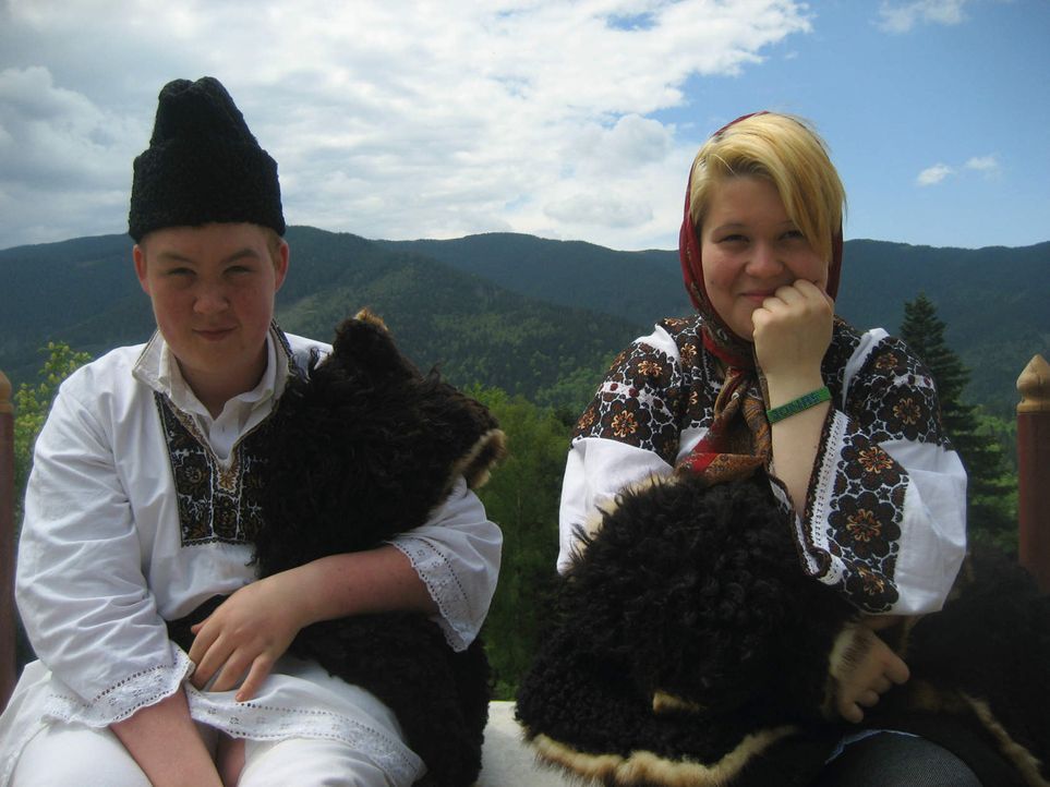 Die 17jährige Michaela (r.) und der ebenfalls 17jährige Tino (l.) sollen bei der Familie Carloanta in Rumänien wieder Respekt lernen und erkennen... - Bildquelle: kabel eins