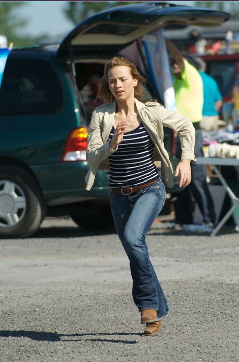 Sophie Marleau (Karine Vanasse) wird fälschlicherweise verdächtigt, die Killerwelle absichtlich durch unerlaubte, wissenschaftliche Tests erzeugt zu... - Bildquelle: 2006 RHI Entertainment Distribution, LLC