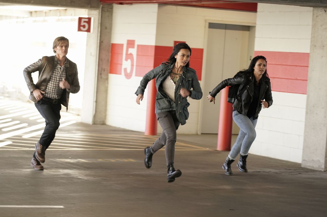 (v.l.n.r.) MacGyver (Lucas Till); Desi (Levy Tran); Riley Davis (Tristin Mays) - Bildquelle: Jace Downs 2019 CBS Broadcasting, Inc. All Rights Reserved / Jace Downs