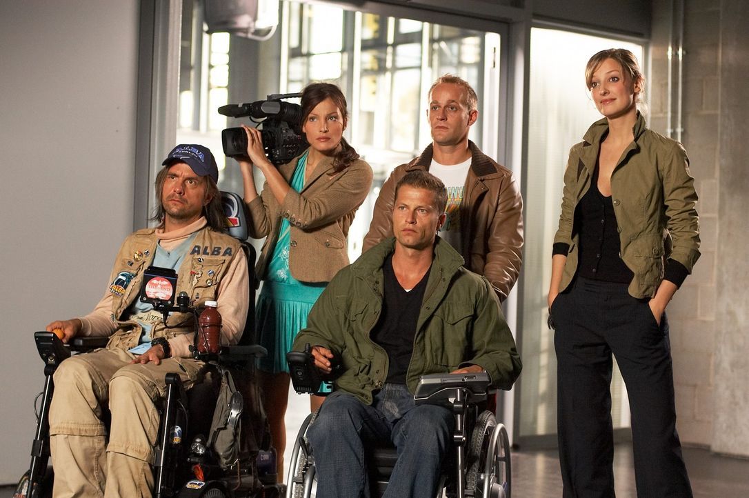 Regisseurin Denise (Alexandra Maria Lara, r.) und Kamerafrau Vicky (Tanja Wenzel, 2.v.l.) planen, das Leben aus der Behindertenperspektive zu filmen... - Bildquelle: Senator Film