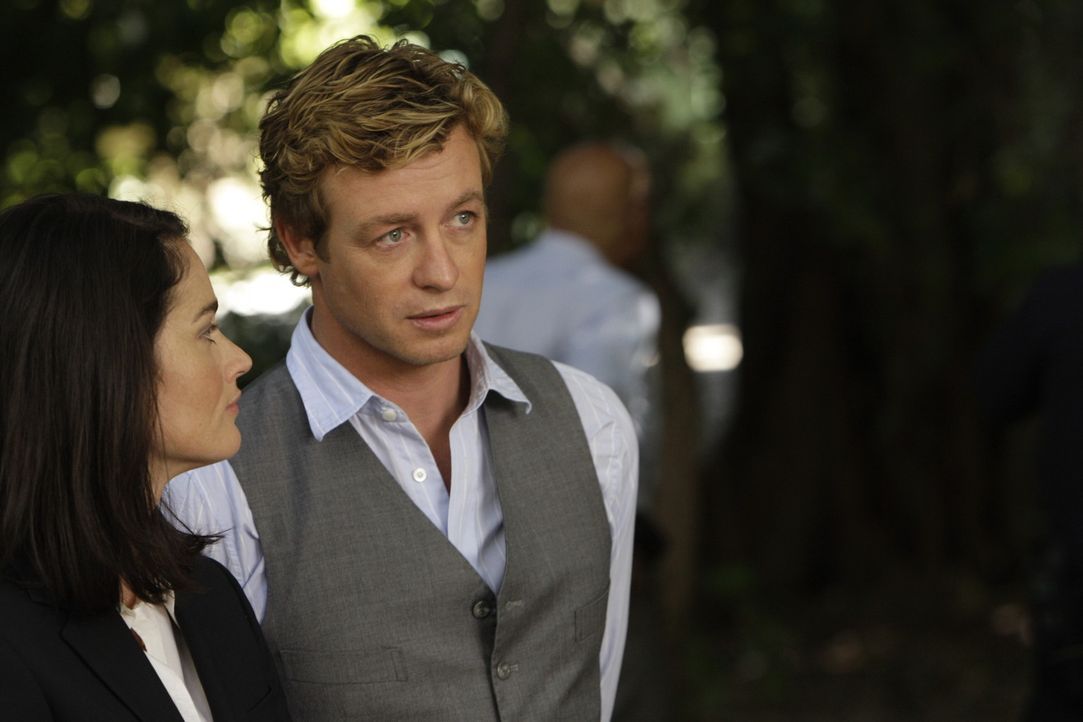 Lassen nichts ungeschehen, um den Mörder von Rosemary Tennant zu finden: Teresa (Robin Tunney, l.) und Patrick (Simon Baker, r.) ... - Bildquelle: Warner Bros. Television
