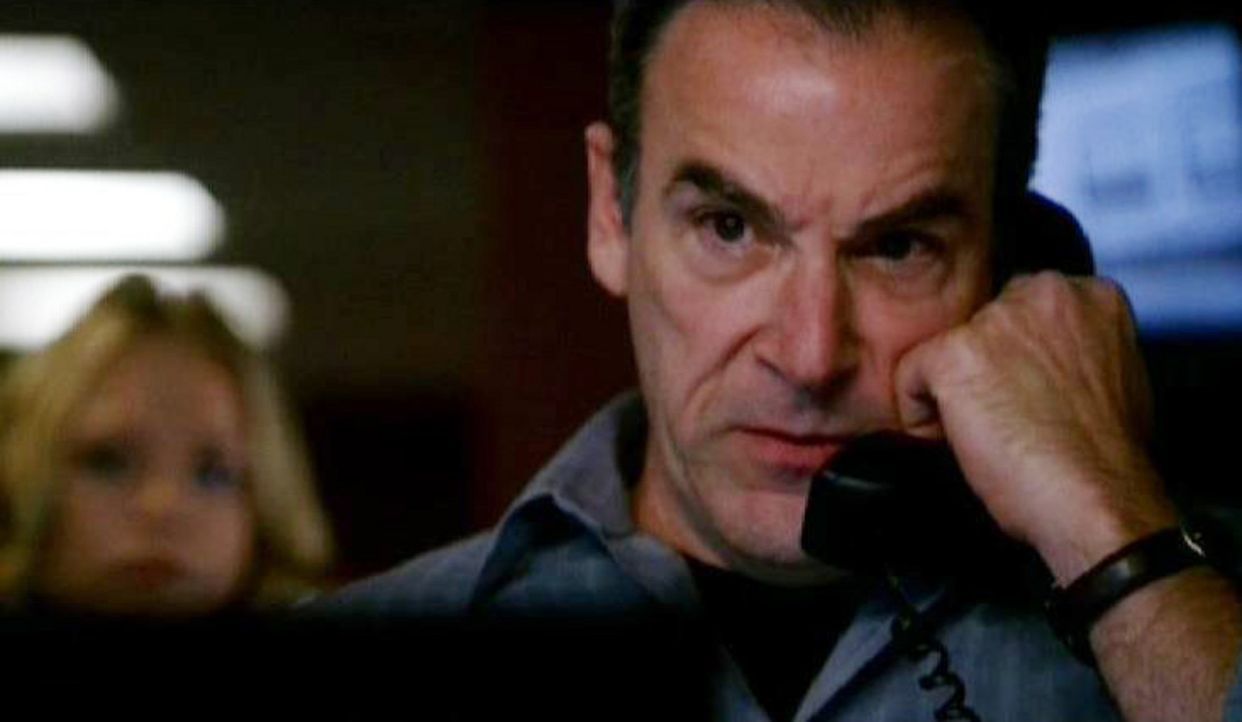Special Agent Jason Gideon (Mandy Patinkin) versucht per Telefon den verrückten Dr. Bryar zum Aufgeben zu bewegen .... - Bildquelle: Touchstone Television