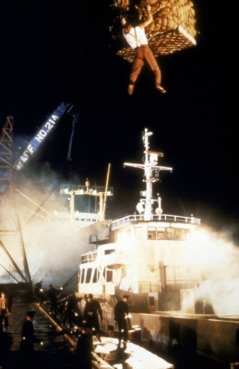 Als Chris (Jean-Claude van Damme) auf einem Frachter in die Hände von skrupellosen Waffenschmugglern gerät, muss er Sklavenarbeit verrichten. Da w... - Bildquelle: Universal Pictures