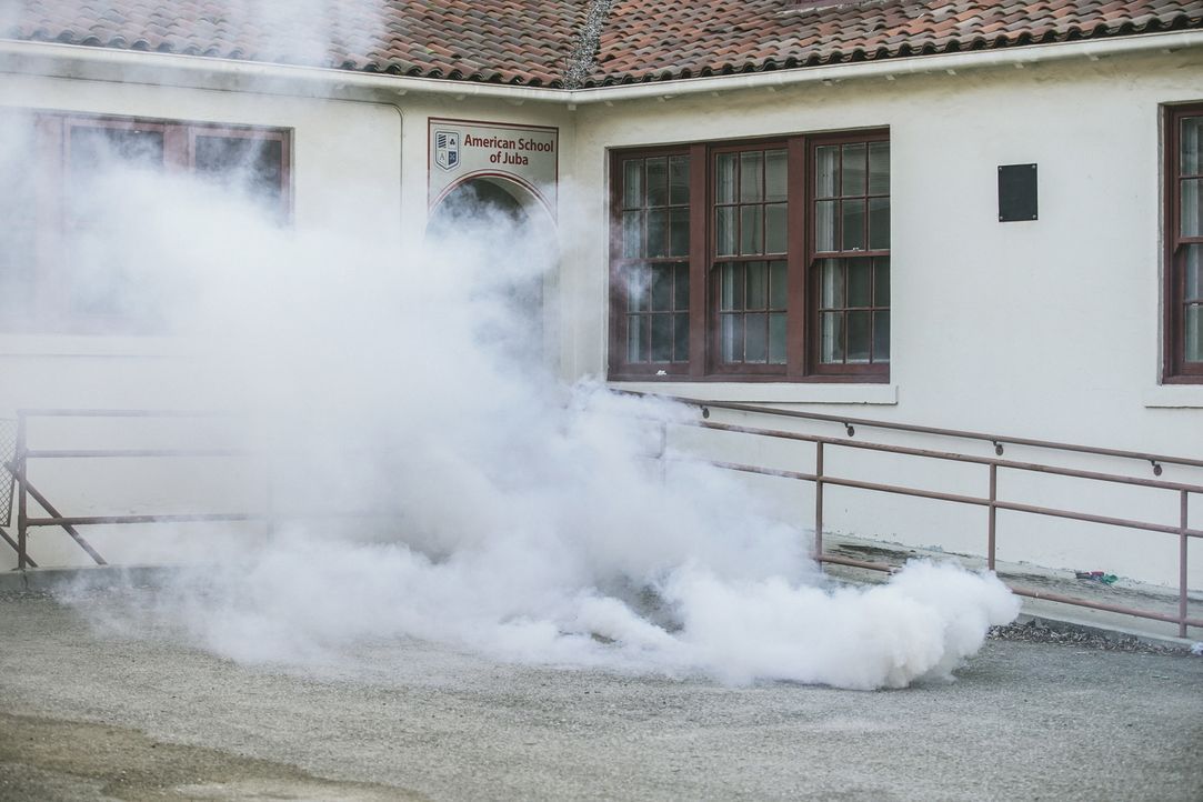 Um die Rebellen zu vertreiben, wirft Sonny eine Rauchgranate, als das Team an der amerikanischen Schule ankommt, die evakuiert werden soll. - Bildquelle: Erik Voake Erik Voake/CBS  2017 CBS Broadcasting, Inc. All Rights Reserved