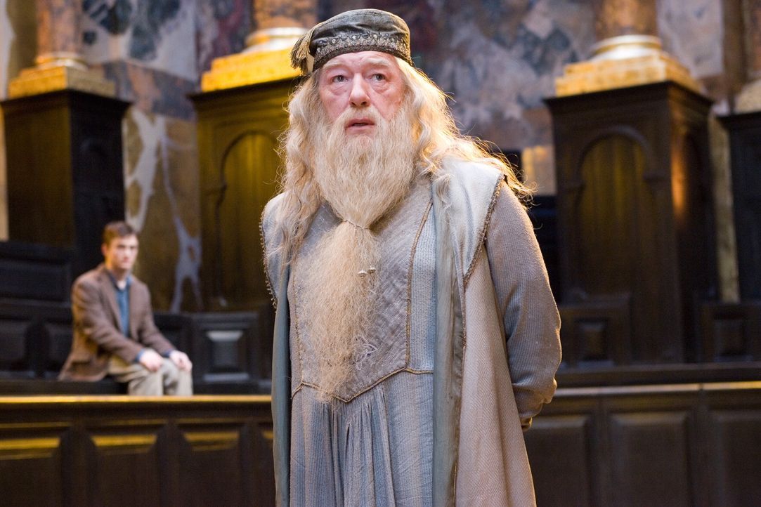 Harry (Daniel Radcliffe, l.) wird Dank Dumbledore (Michael Gambon, r.) nicht der Schule verwiesen. Dennoch macht er sich Sorgen, weil er erkannt hat... - Bildquelle: Warner Brothers International