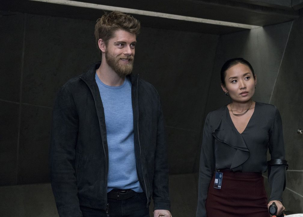 Kann Dr. Karen Sun (Li Jun Li, r.) Romans (Luke Mitchell, l.) Erinnerungen auf die Sprünge helfen? - Bildquelle: Warner Brothers