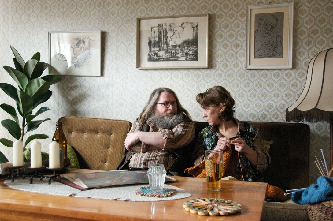 Toms Eltern (Michael Schweighöfer, l. und Gitta Schweighöfer, r.) finden die Idee, dass ihr Sohn in die USA reisen will, total bekloppt ... - Bildquelle: Sony Pictures Television Inc. All Rights Reserved.