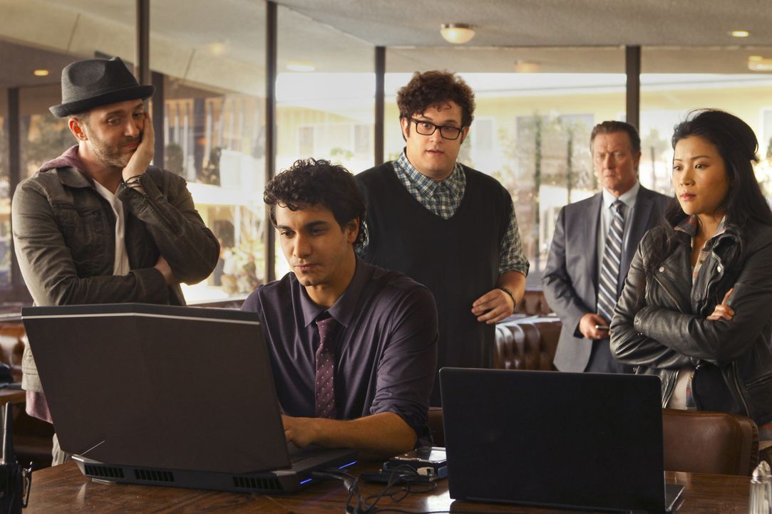 (1. Staffel) - Scorpion - ein Team mit besonderen Fähigkeiten: Walter O'Brien (Elyes Gabel, 2.v.l.), Toby Curtis (Eddie Kaye Thomas, l.), Sylvester... - Bildquelle: 2014 CBS Broadcasting, Inc. All Rights Reserved