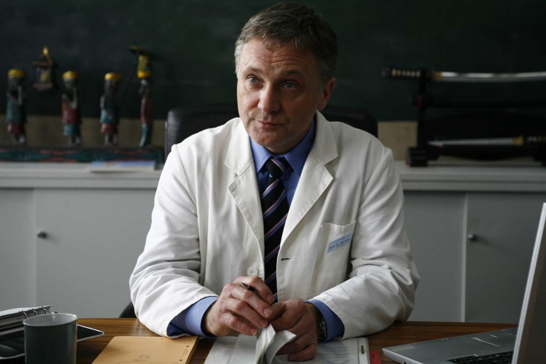 "Ich bin vieles, aber nicht nett!": Prof. Dr. Kortner (Bernhard Schir) ist zwar ein grandioser Chirurg, doch menschlich ist der Arzt eher ein ausgew... - Bildquelle: Volker Roloff SAT.1