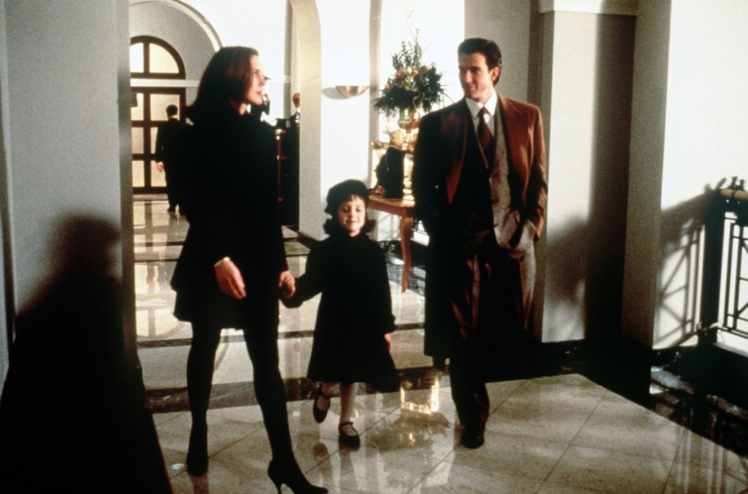 Die kleine Susan (Mara Wilson, M.) würde gerne ihre Mutter (Elizabeth Perkins, l.) mit dem netten Anwalt Bryan Bedford (Dylan McDermott, r.) verkup... - Bildquelle: 20th Century Fox